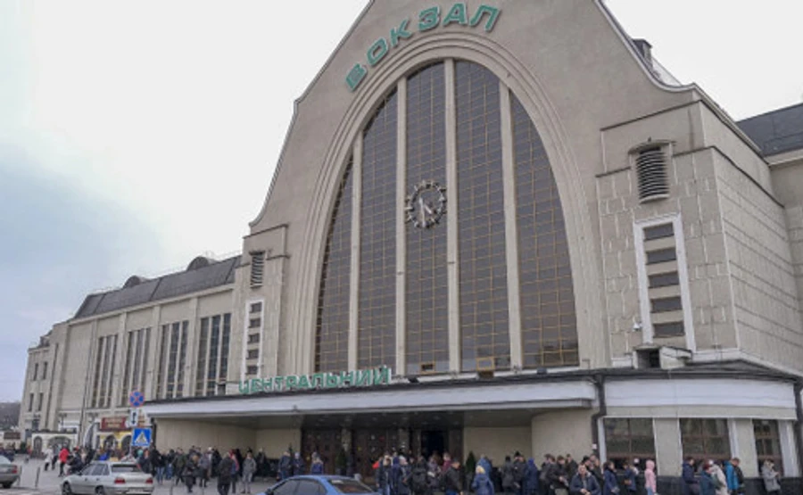 На железнодорожном вокзале снова ищут взрывчатку