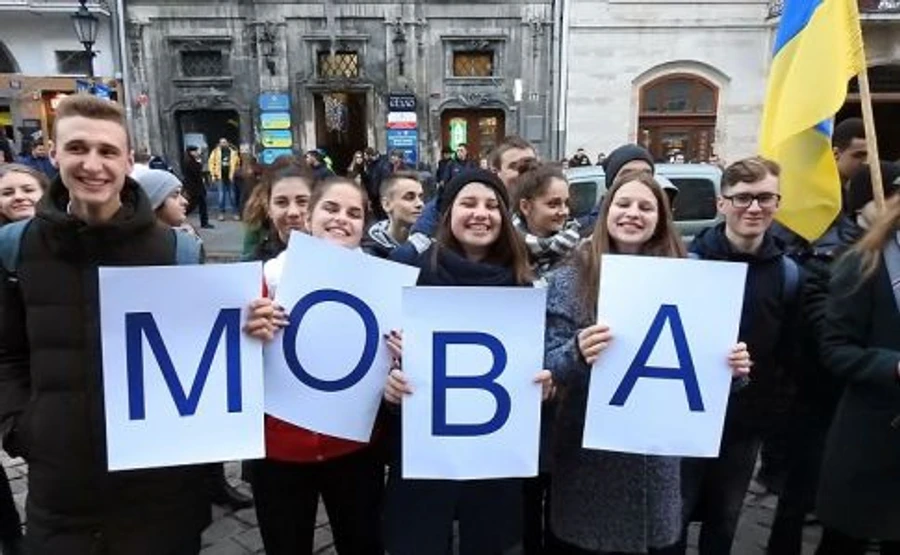 Более половины украинцев за двуязычие радио и ТВ - опрос