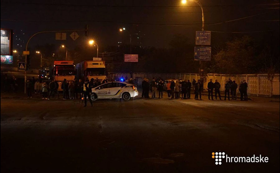 Киевляне перекрыли Харьковское шоссе из-за того, что их дом отрезали от электричества