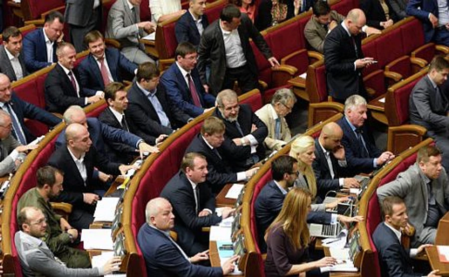 ВР изменила регламент, чтобы растянуть процесс изменения Конституции