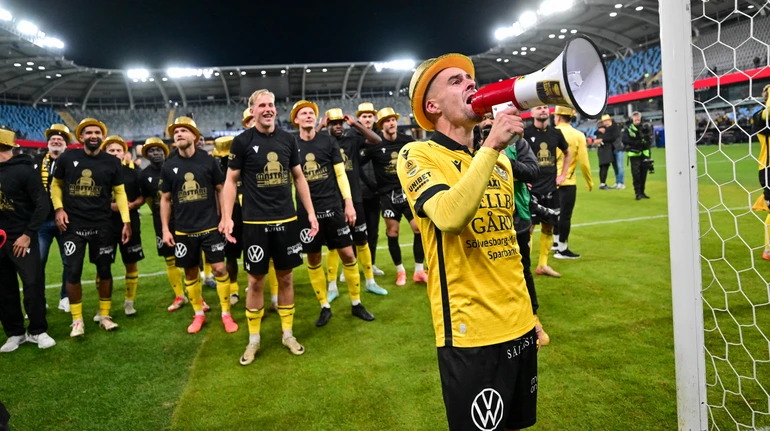 Новый чемпион Швеции играет в деревне. Его тренер – директор школы, скаут – почтальон, а за газоном ухаживают пенсионеры