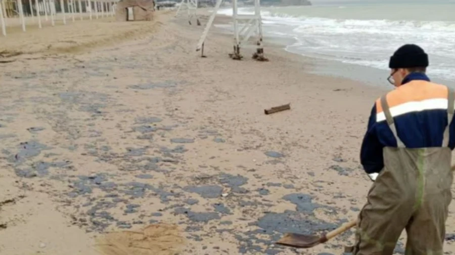 Мазут в Черном море: у побережья Крыма зафиксировали пятна длиной до 15 км