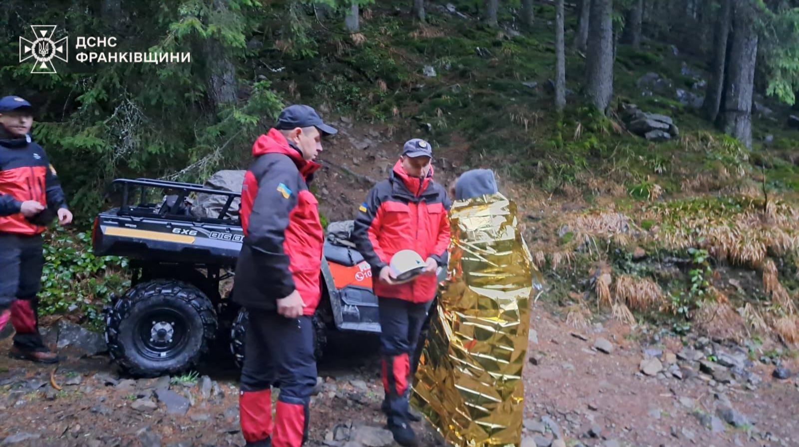 Рятувальники розшукали підлітка, який заблукав під час сходження на гору у Карпатах