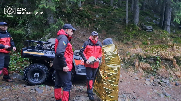 Рятувальники розшукали підлітка, який заблукав під час сходження на гору у Карпатах