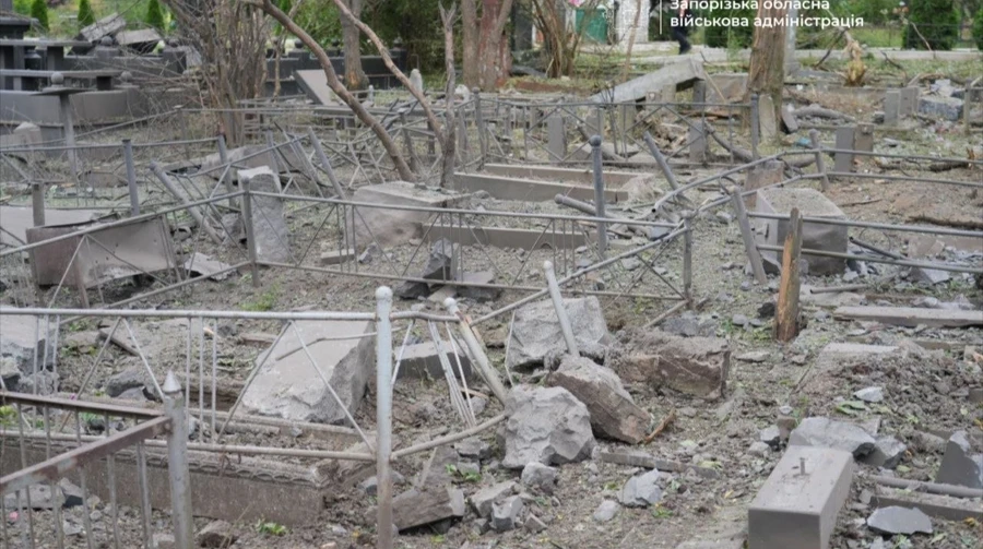Росіяни вдарили КАБами по Запоріжжю: постраждали 4 людини, одна бомба влучили у цвинтар