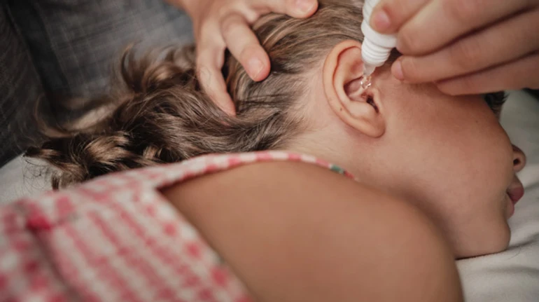 Мам, мне болит ушко: как распознать отит у ребенка и чем его лечить