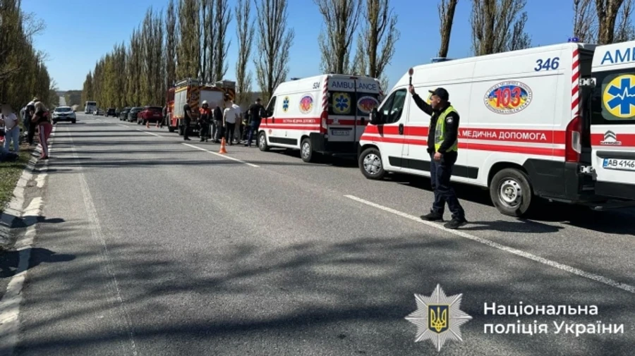 В Винницкой области рейсовый автобус съехал в кювет: 7 пострадавших, среди них ребенок