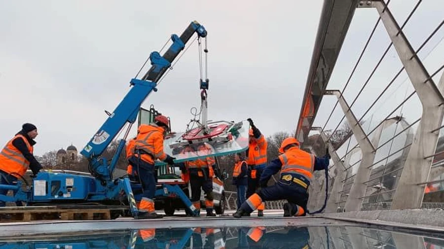 Кличко показал, как восстанавливают поврежденный ударом пешеходный мост в Киеве