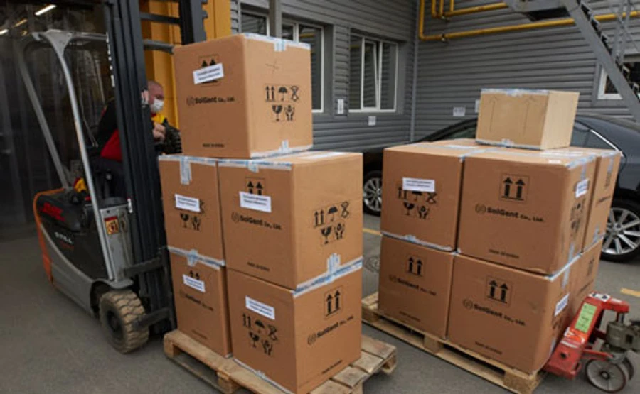 100 тисяч ПЛР-тестів з Південної Кореї розподіляють по Україні – ОПУ