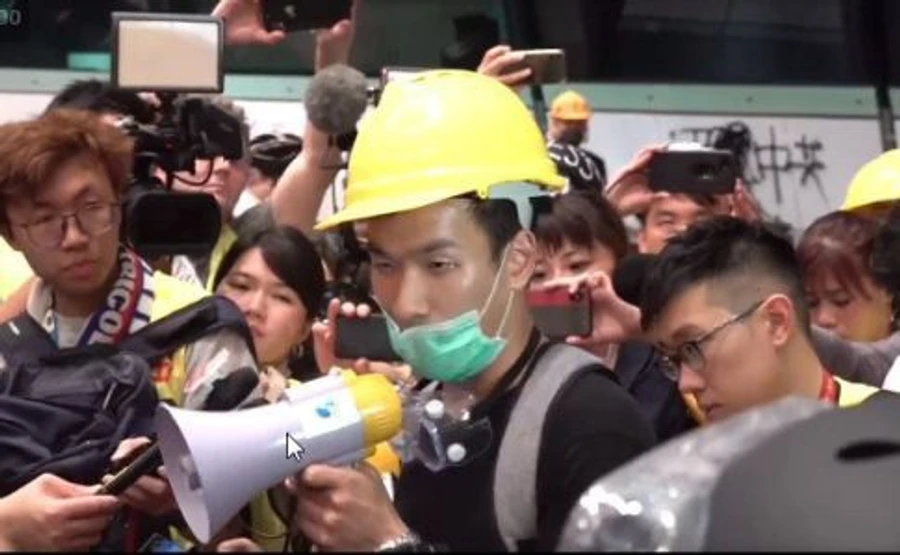 В Гонконге протестующие прорвались в парламент