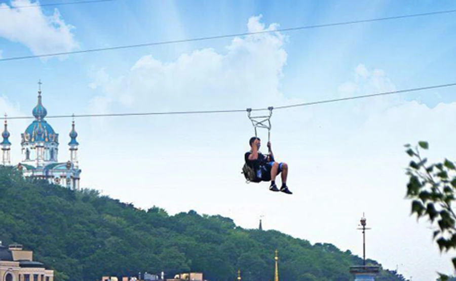 Киевские власти демонтируют троллей через Днепр