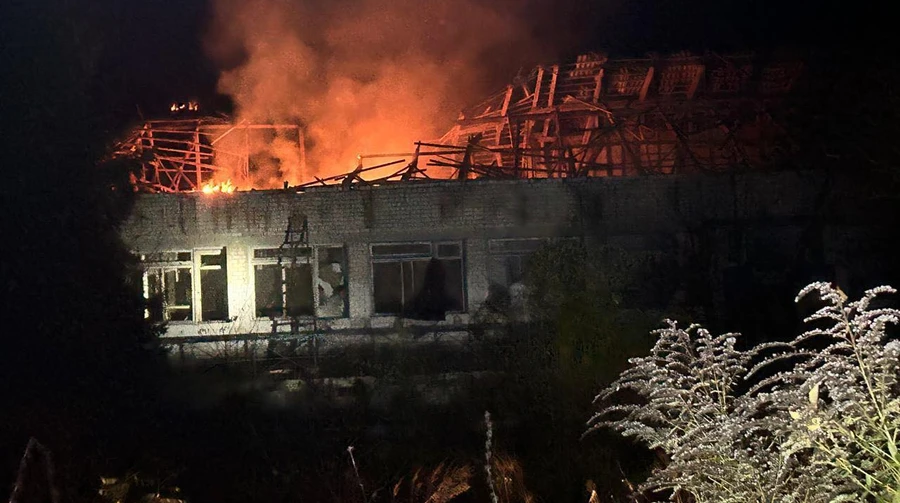 РФ завдала удару по базі відпочинку на Чернігівщині: зайнялася пожежа, постраждала жінка