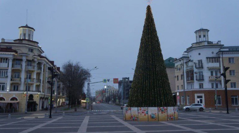 На місці масової загибелі людей: біля драмтеатру в окупованому Маріуполі росіяни встановили 14-метрову ялинку