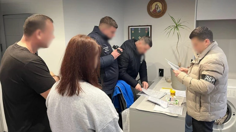 На Прикарпатті посадовець поліції ошукав на 2,7 млн батька загиблої захисниці Азовсталі: справа в суді