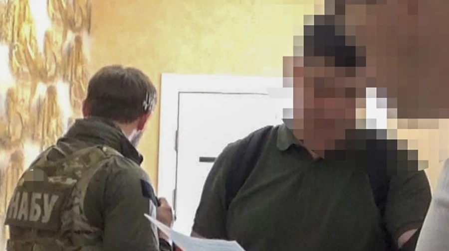 Посадовців Полтавської міськради спіймали на відкатах за дорожні роботи: організатора арештували