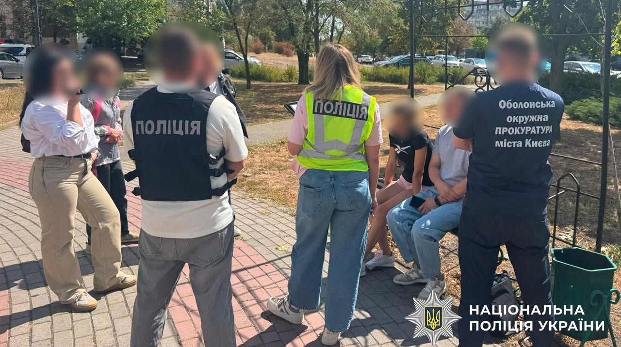 Пропозиція "броні" за $20 000: у Києві затримали волонтера і працівницю "Червоного Хреста"