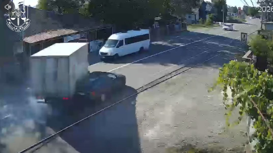 На Закарпатті в ДТП потрапили легковик, автобус та вантажівка: загинула дівчина, 7 людей постраждали