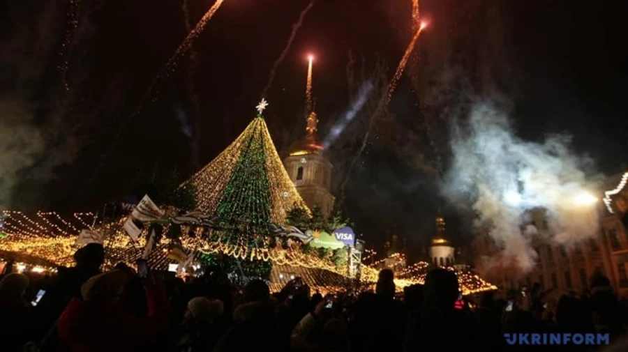 У момент відкриття головної ялинки загорілися й задиміли прикраси