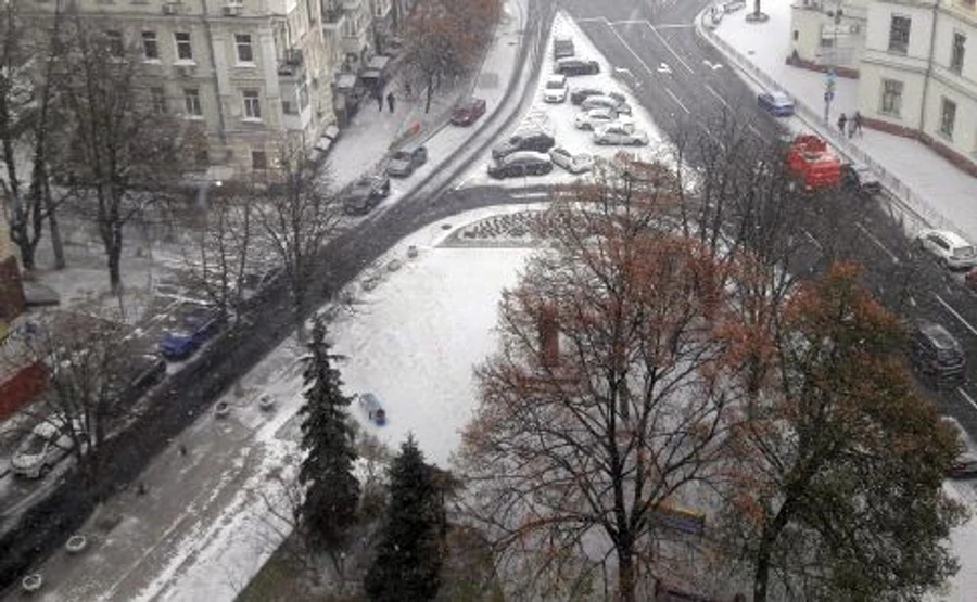 Снег пошел – водителям дали горячую линию на всякий случай