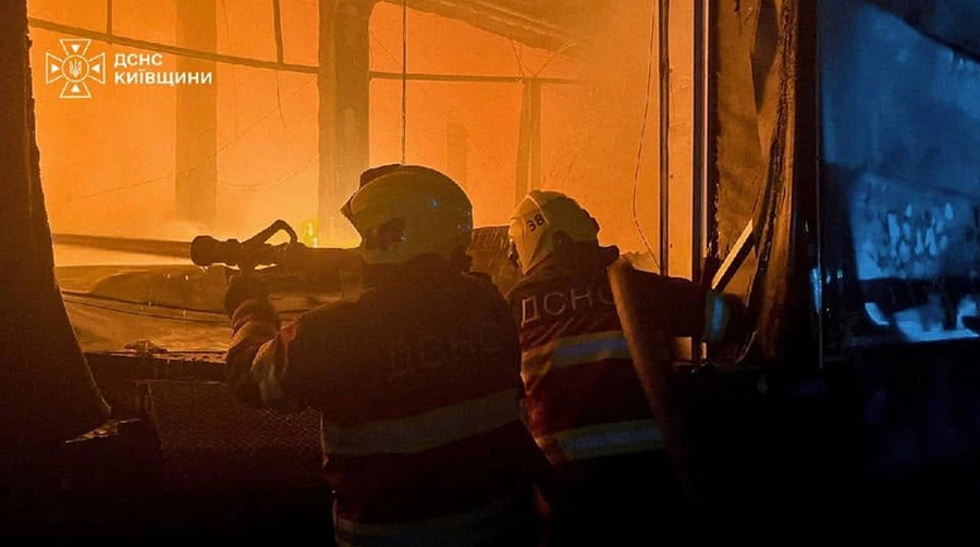 На Київщині через ворожі атаки горять склади