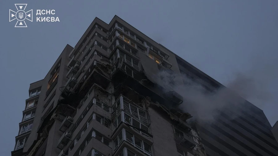 У Києві після удару РФ по багатоповерхівці під завалами знайшли тіла двох людей