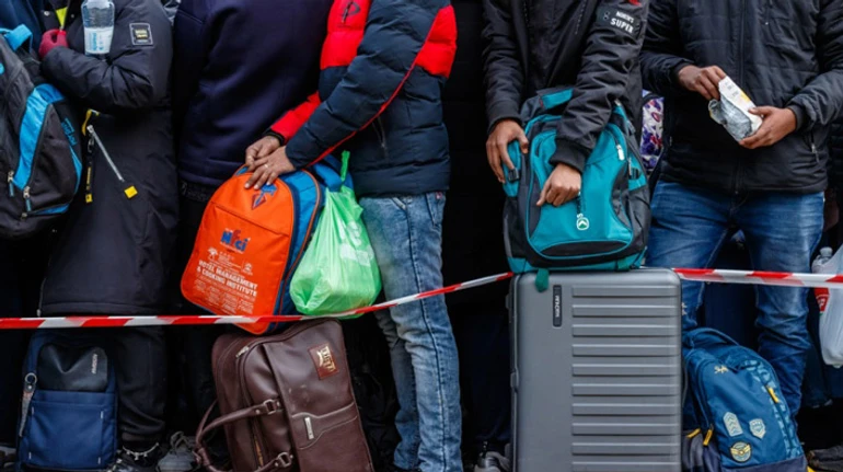 Есть коллизия. Можно ли уезжать за границу, если близкий родственник погиб или исчез во время войны?