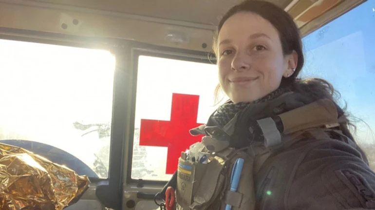 Тільки чорний гумор і рятує. Будні бойової медикині Мами Ріти