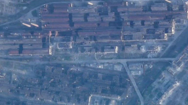 Russians fire on an evacuation vehicle near Azovstal, one dead