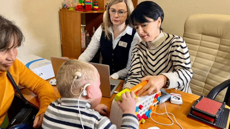 Когда слуховые аппараты бессильны: что такое кохлеарная имплантация и как она помогает детям слышать мир