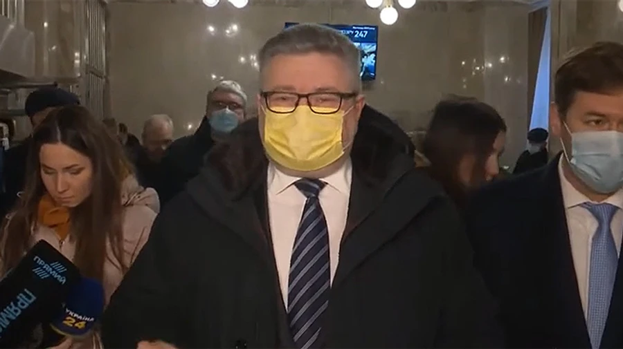 Замість Порошенка у ДБР прийшли адвокати і депутати 