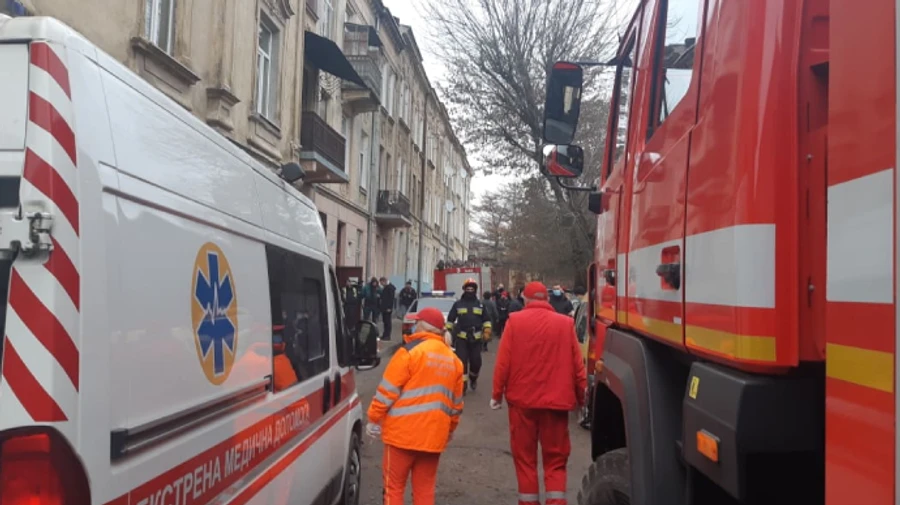 Взрыв в центральной части Львова: обвалилась стена, 2 пострадавших