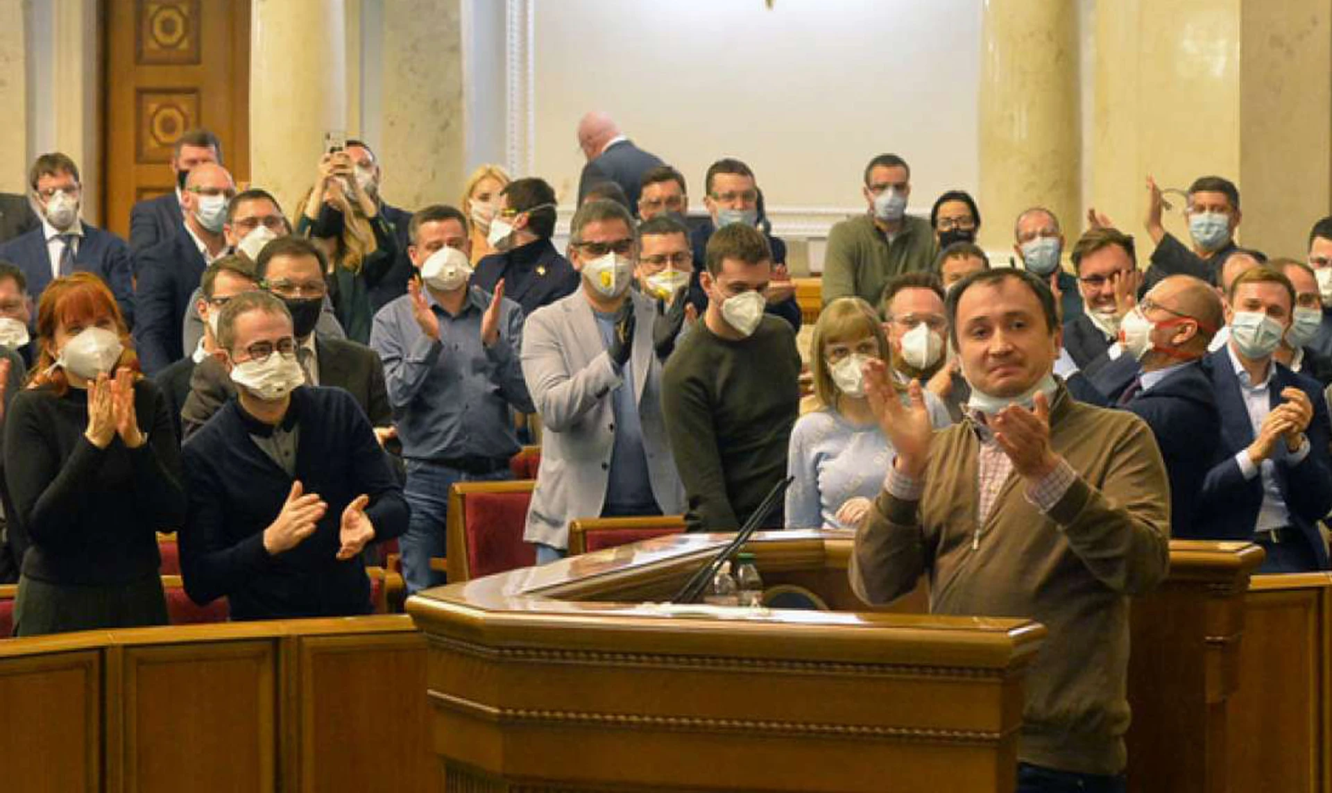 Топ-5 изменений в работе Верховной Рады. Как голосуют, сдают тесты и работают депутаты в эпоху COVID-19