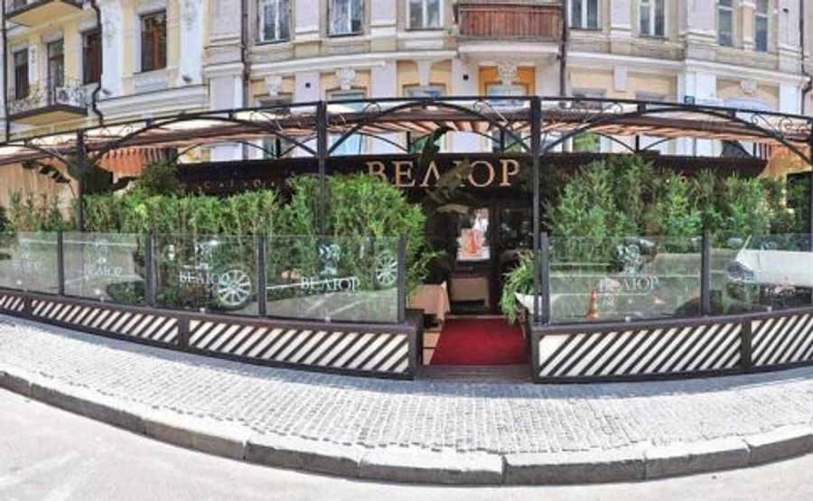 Вирішити проблему Велюра: нардепи просять відкрити літні майданчики в барах і ресторанах