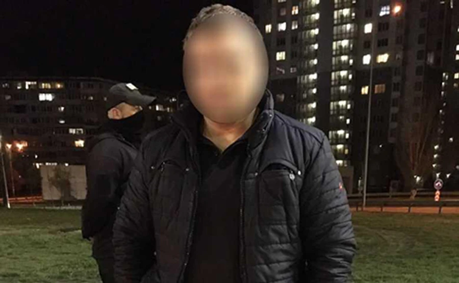 В Киеве водитель стрелял в окно авто, которое его подрезало