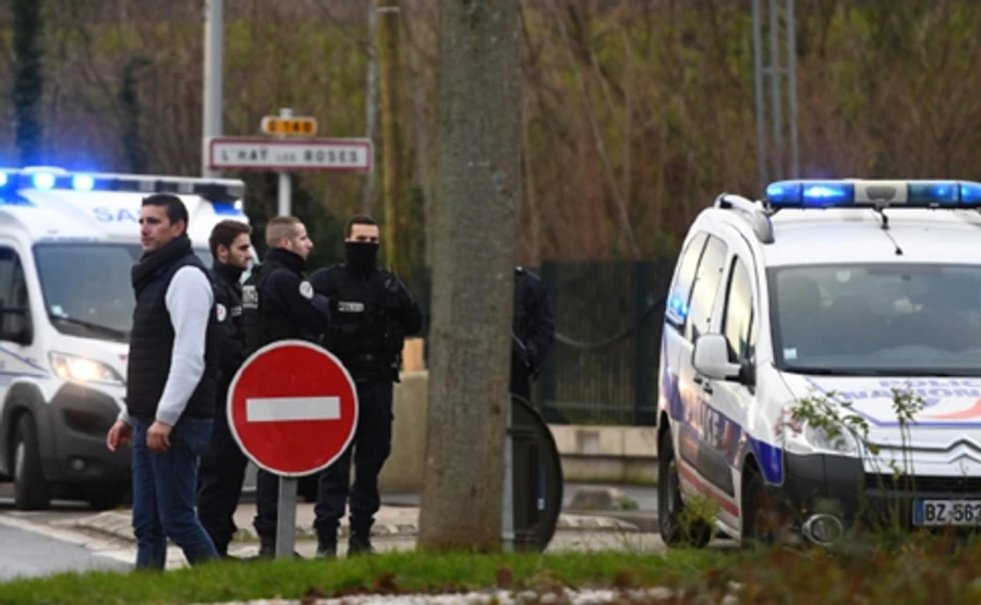 Чоловік, що напав на людей під Парижем, мав психічні розлади і прийняв іслам
