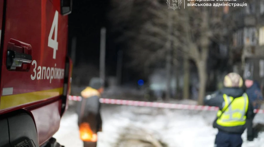 Russia strikes Zaporizhzhia again: one injured, cars set alight, apartment block damaged – video