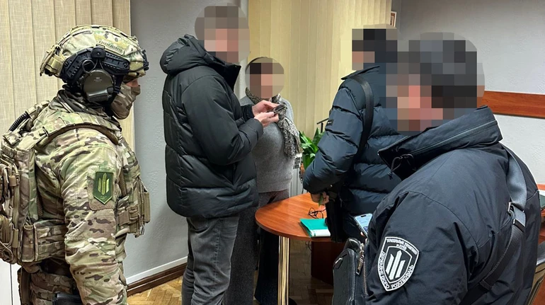 ГБР: В Киеве чиновники продавали фиктивное опекунство для уклонения от мобилизации