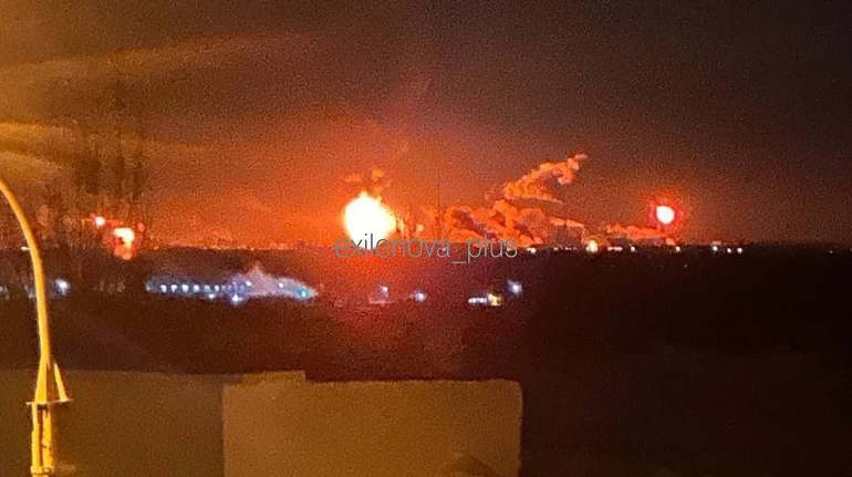 В российском Волгограде дроны атаковали НПЗ: вспыхнул масштабный пожар