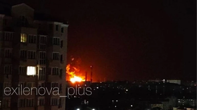 В Севастополе беспилотники атаковали нефтебазу, возник пожар