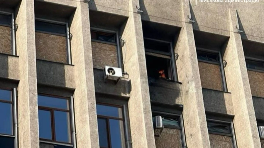 Россияне весь день атакуют Запорожье: попали в автобус и здание ОГА. Есть пострадавшие