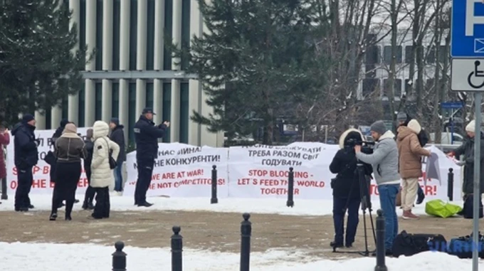 Блокада кордону: українці влаштували акцію протесту під Сеймом Польщі