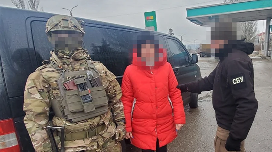 М'ясо там: на Донеччині затримали тріо корегувальниць