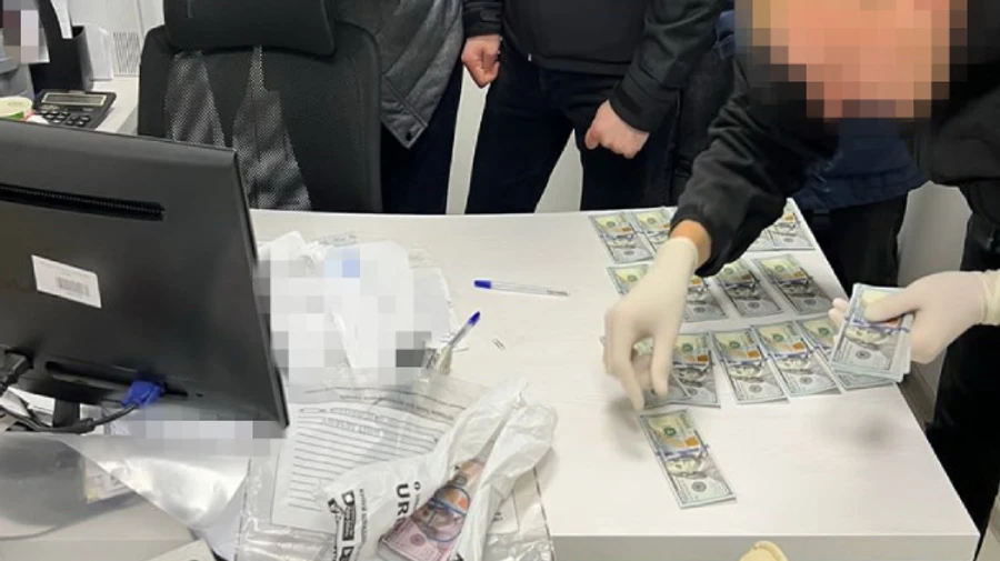 Столичний банкір і депутат ОПЗЖ з Чернігова пропонували чоловікам втікати за кордон