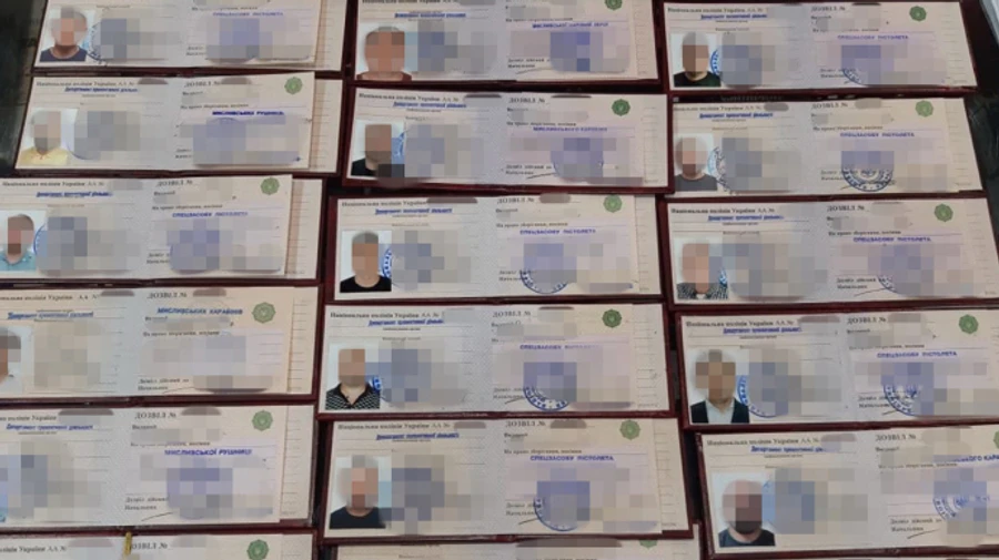 Взятки за выдачу разрешений на оружие: будут судить экс-чиновника Нацполиции