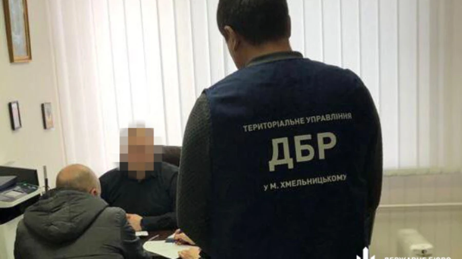 Податківцю, який стягнув зайві гроші з автодилерів, повідомили про підозру