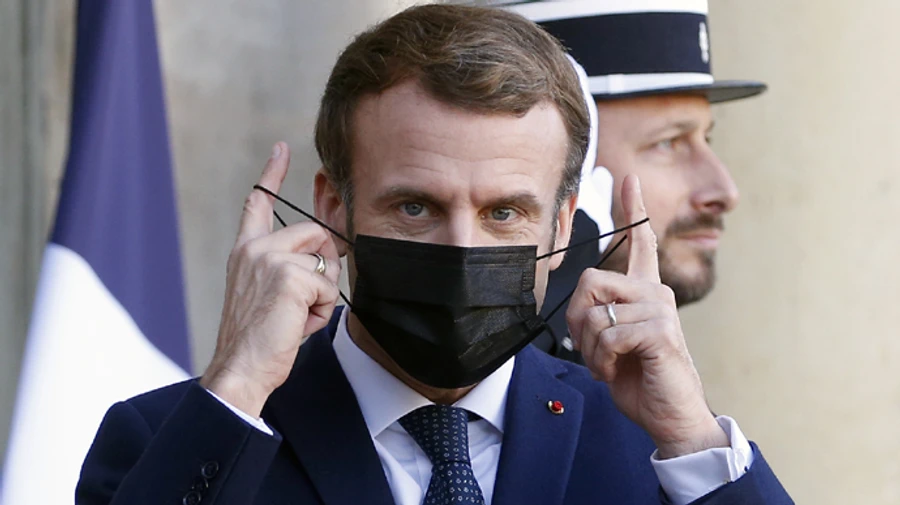 Ексрадника Макрона затримали у справі про контракт з російським олігархом