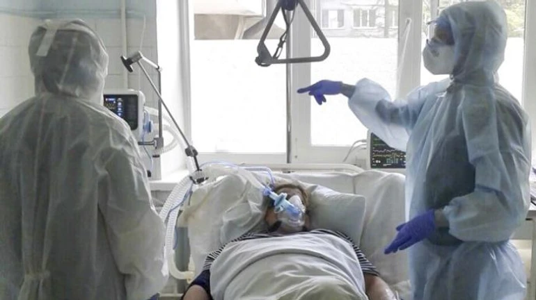 Третя хвиля: в Україні зростає кількість хворих та госпіталізованих із COVID