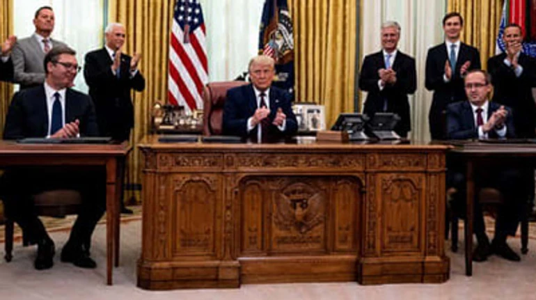 На користь Ізраїлю та на шкоду Кремлю: що записав Трамп у мирну угоду Сербії та Косова