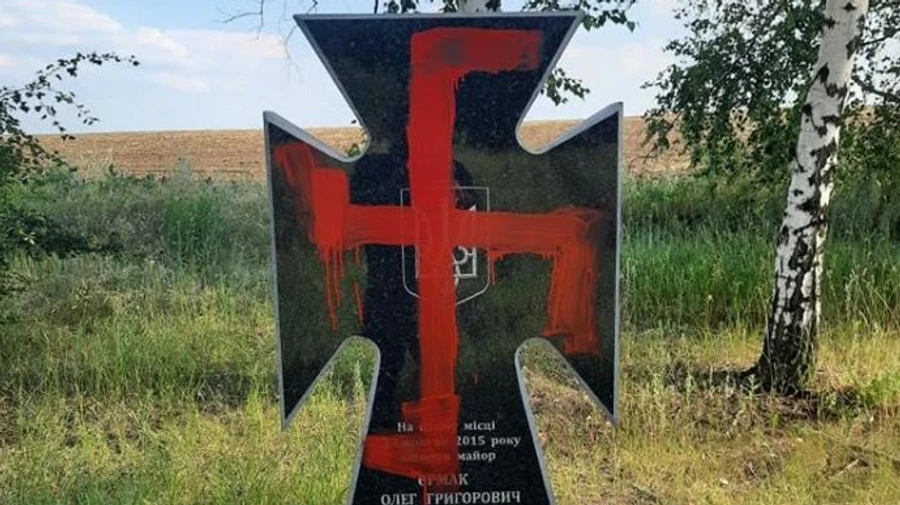 Вандалы разрисовали свастикой памятные знаки погибшим военным на Луганщине
