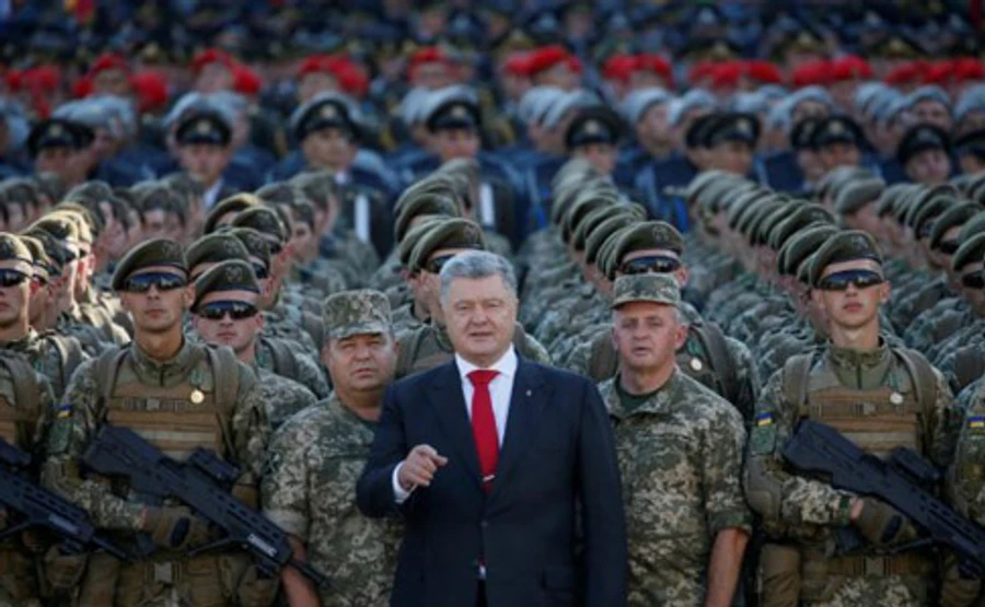 Порошенко говорит, что соратники Зеленского хотят выстрелить в спину армии